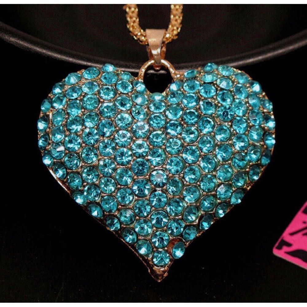 🩵 Betsey Johnson sparkling crystal heart pendant necklace 🩵